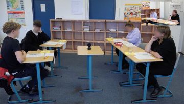 Englisch - 11. Klasse - Trends in Society. Einzelstunde: Simulation einer Sprechprüfung - Individual and Society